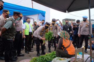 Kapolda Riau Ajak Posko PPKM Bantu Pedagang Pasar Cikpuan Jualan Online