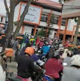 Viral! Warga Pekanbaru Kerumunan di Kantor Pos Sudirman Cairkan BLT