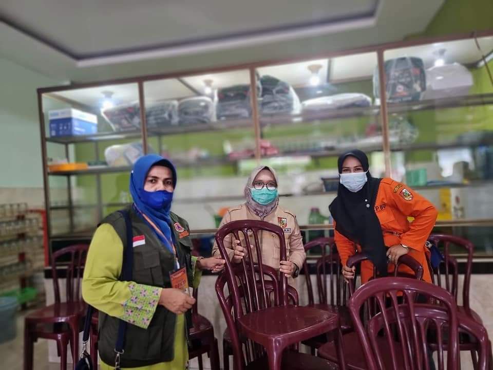 Tim Satgas Kelurahan Cinta Raja, Tata Kursi Restoran & Kafe Saat PPKM Level 4 
