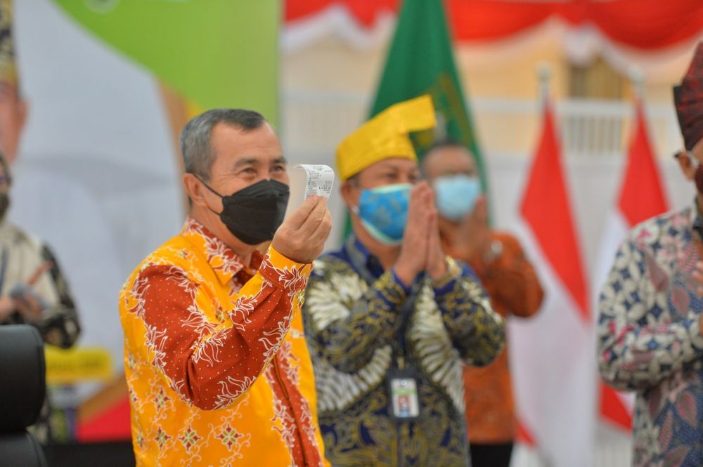Dukung Produk Lokal Melalui Lelang UMKM Riau, Gubri Beli kaligrafi Rp 2,7 Juta 