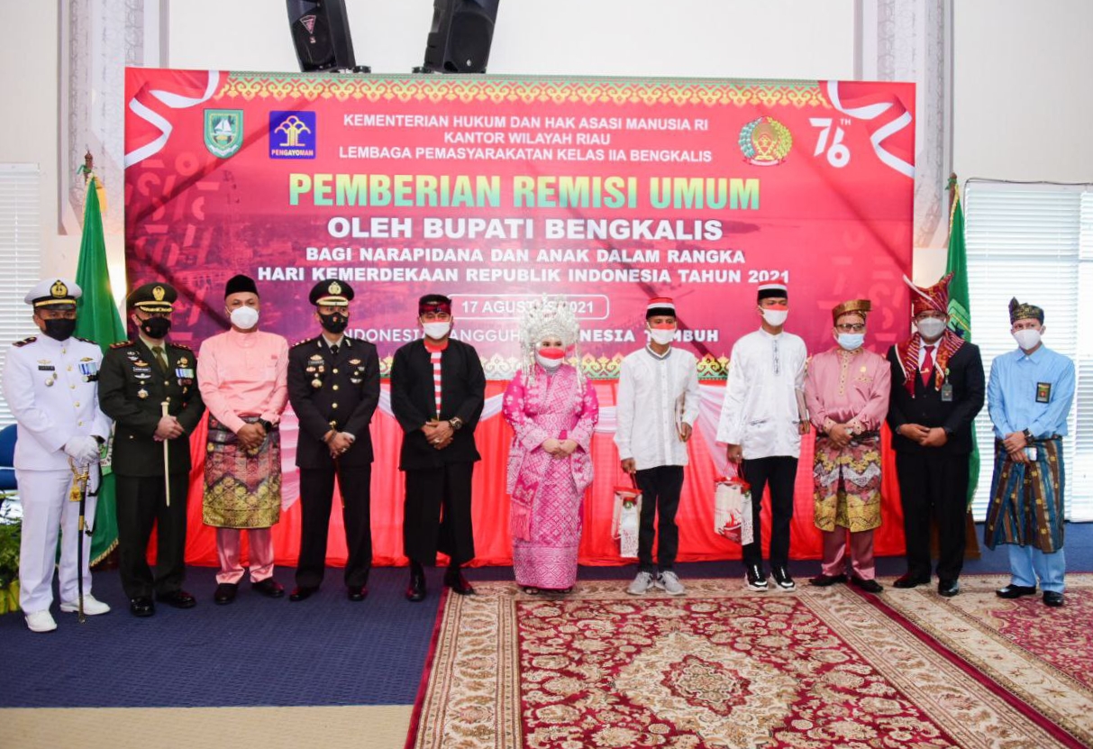 HUT ke-76 RI, Bupati Kasmarni Berikan Remisi 936 Orang Warga Binaan Lapas Bengkalis