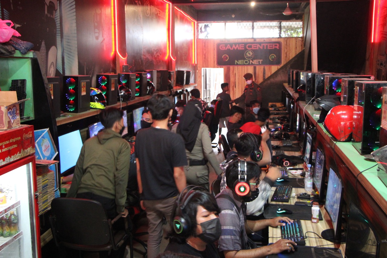 Langgar PPKM, CPU Warnet Disita, 7 Pengunjung Diangkut ke Kantor Satpol PP Pekanbaru