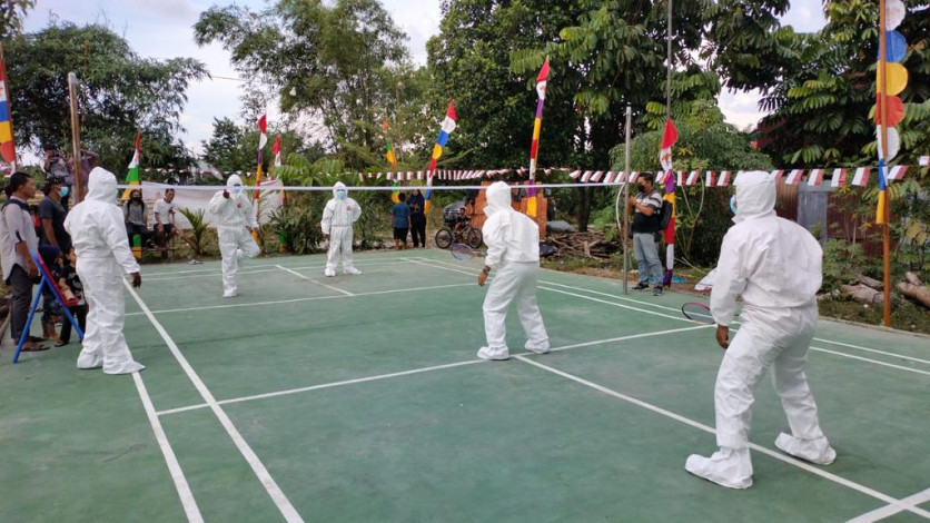 Warga Pekanbaru Gelar Lomba Badminton Unik Berseragam APD 