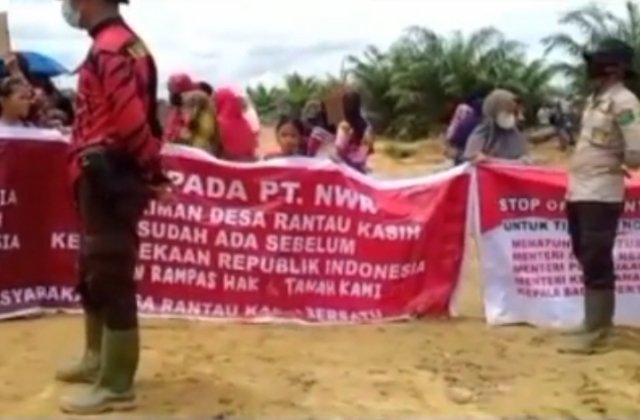 Viral, Ibu-ibu Berhijab Protes Konsesi HTI Nusa Wana Raya
