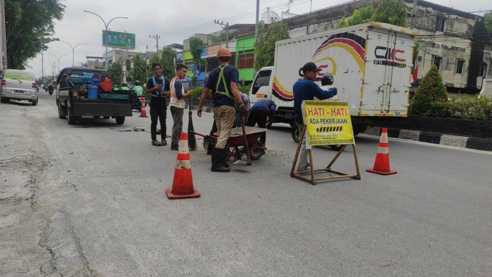 Dinas PUPRKPP Riau Lakukan Perawatan Jalan Rusak di Kota Pekanbaru
