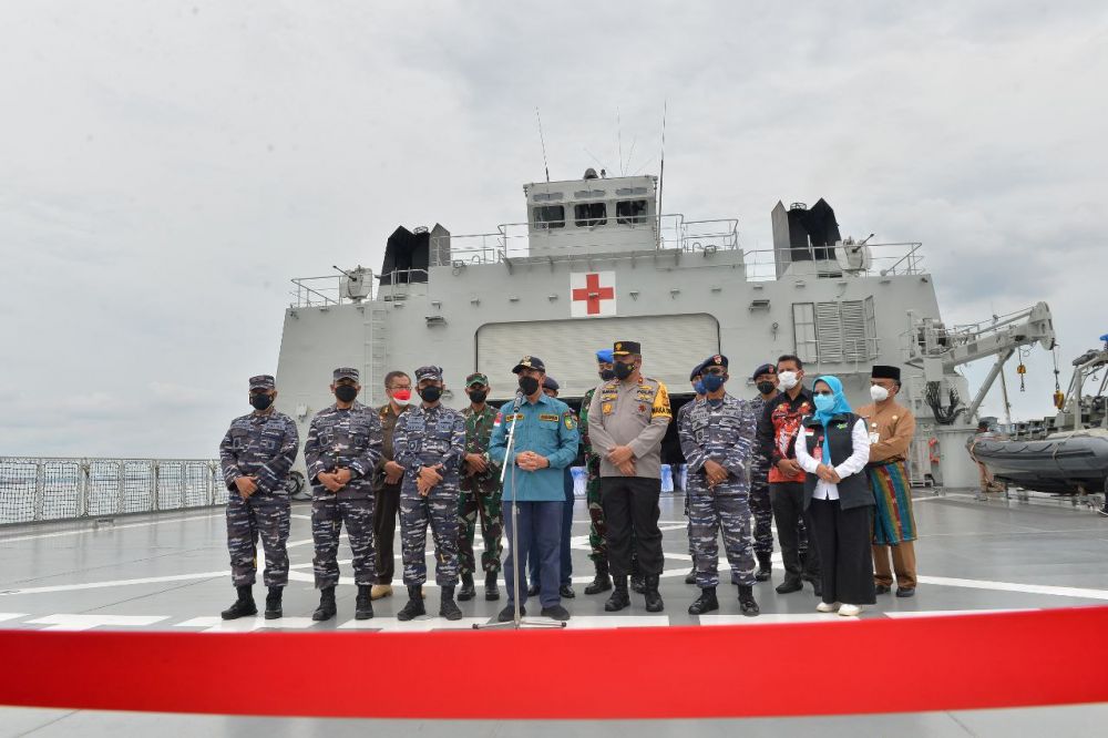 KRI Semarang-594 Bantu Pengisian Oksigen di Riau