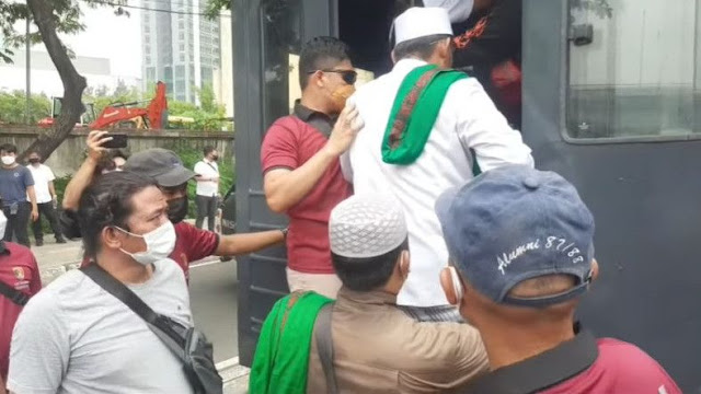  Sidang Putusan Banding Ricuh,15 Simpatisan Habib Rizieq Dicokok  Polisi