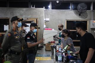 Pengamanan PPKM, Sejumlah Pelaku Usaha di Pekanbaru Diberi Surat Teguran, Kursi Disita