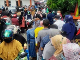 Tanpa Prokes, Warga Pekanbaru Kembali Antri Cairkan BLT di Kantor Pos