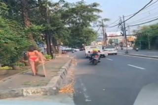 Wanita Berbikini Mondar Mandir Bawa Papan PPKM Level 4 di Trotoar Lebak Bulus