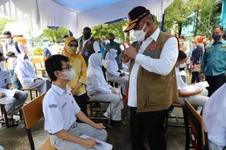 Tinjau Vaksinasi Pelajar SMAN 8 Pekanbaru, Ka BNPB: Kenapa Mau di Vaksin?
