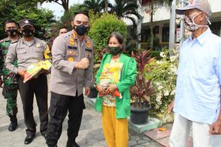 Kapolresta Pekanbaru Bagikan Seribu Karung Beras di Kecamatan Lima Puluh