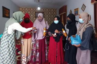Tingkatkan Imun, Tim KKN Universitas Riau Bagikan Jamu untuk Warga