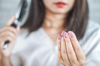 Memahami Penyebab Rambut Rontok dan Solusinya