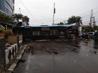 Lakalantas DAMRI dengan Truk di Medan, Lalin Macet