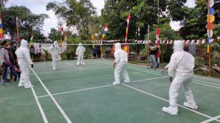 Warga Pekanbaru Gelar Lomba Badminton Unik Berseragam APD