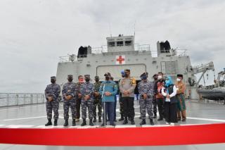 KRI Semarang-594 Bantu Pengisian Oksigen di Riau