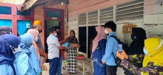 Warga Sialang Munggu Terima Bantuan Sembako Tim Jumat Barokah Kelurahan