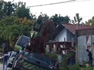 Alat Berat Hantam Rumah Warga di Kelurahan Bambu Kuning Pekanbaru