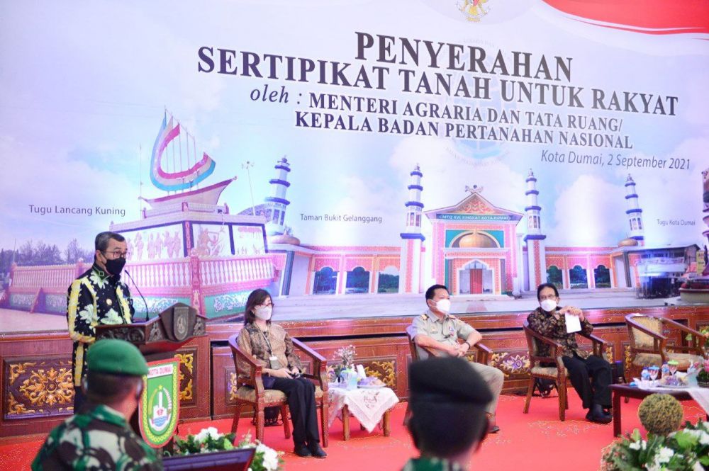 Gubri Saksikan Penyerahan 5 ribu Sertipikat Tanah oleh Menteri ATR/BPN