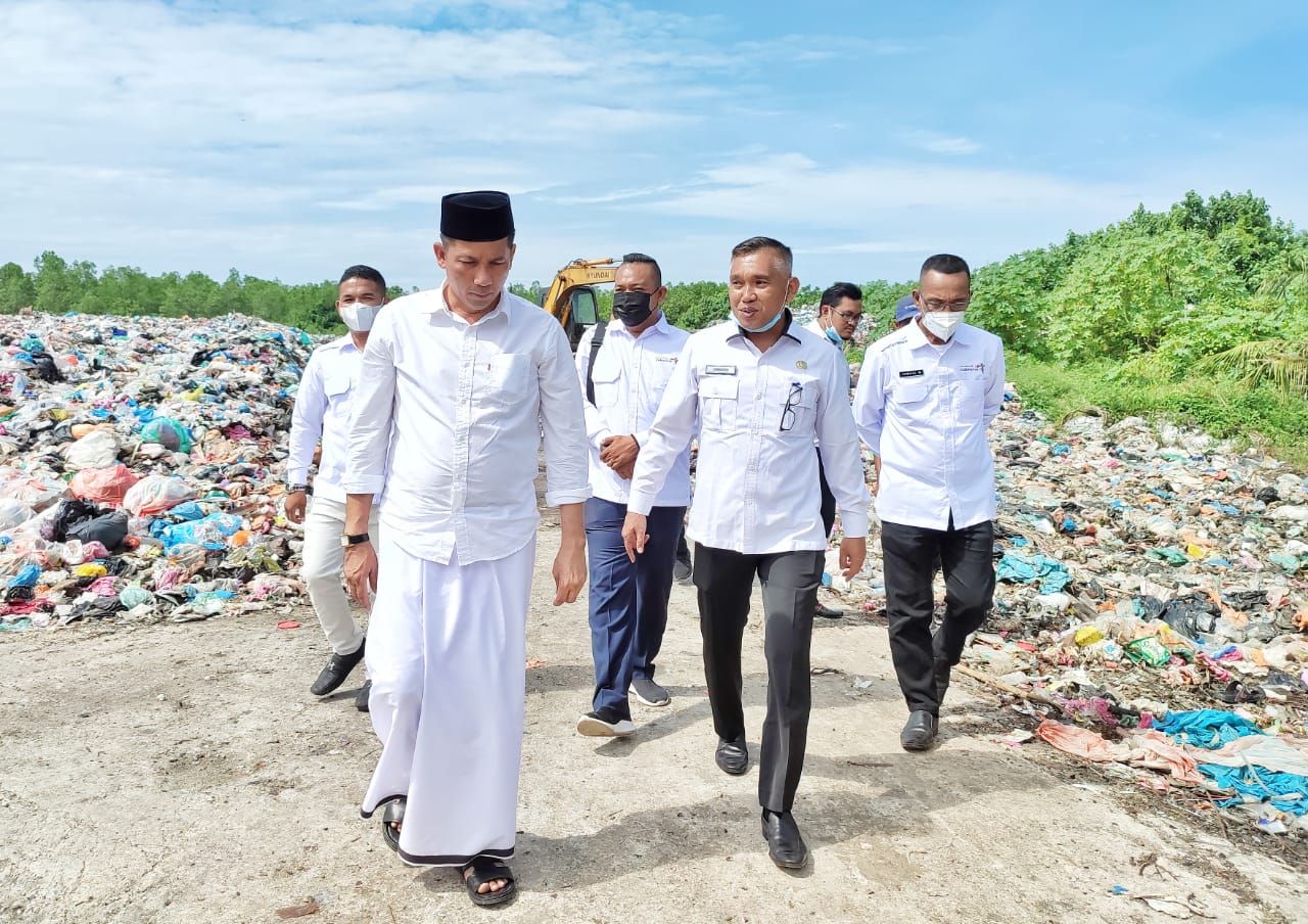 Rogoh Kocek Sendiri, Bupati Meranti Selamatkan Rumah Warga Dari Abrasi