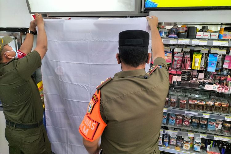 Pemkot Jakarta Barat Tutup Pajangan Rokok di Swalayan