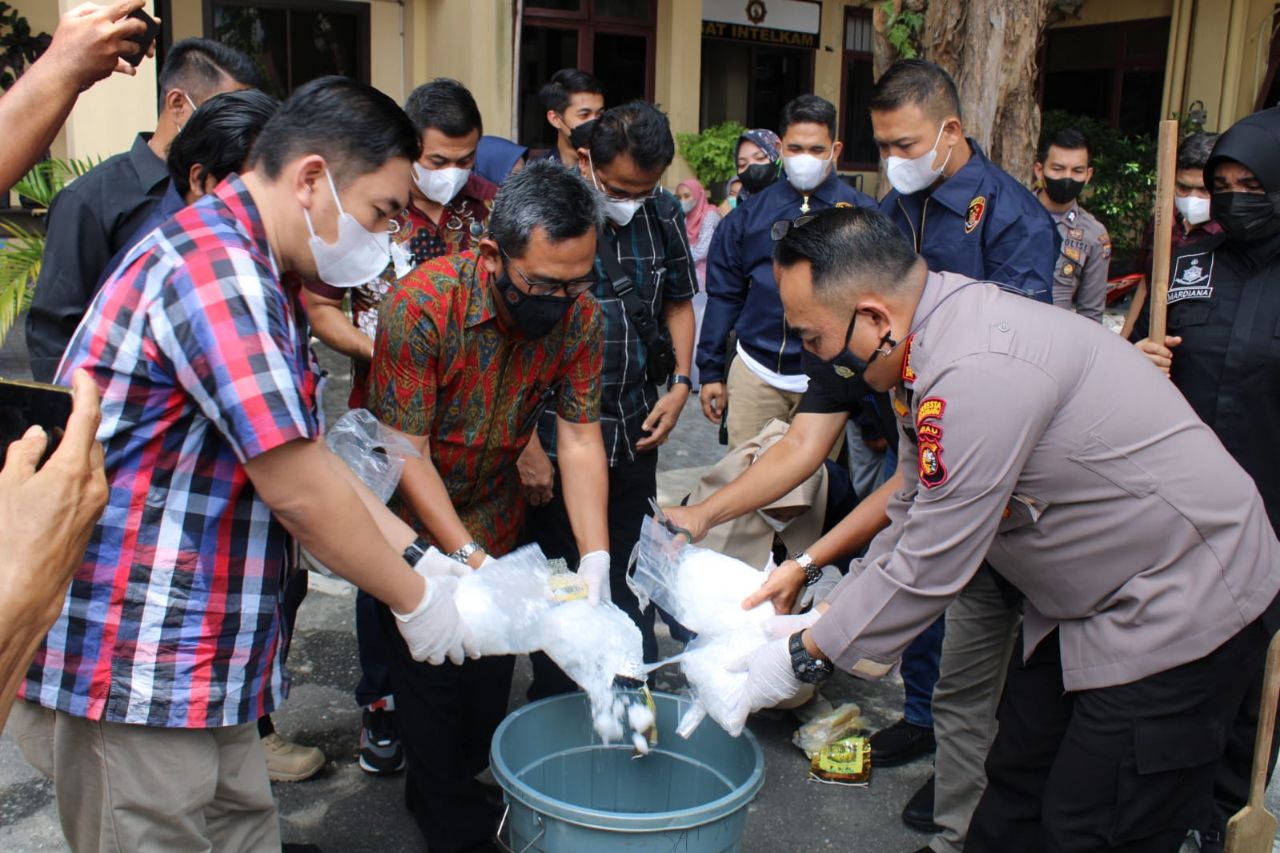 Polresta Pekanbaru Musnahkan 7,9 Kg Sabu & Ratusan Pil Ekstasi