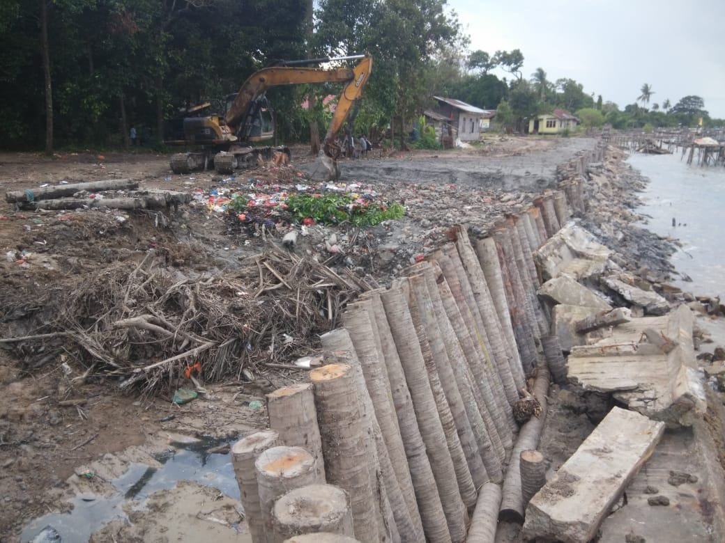 Terkait Bantuan Ancaman Abrasi, Bupati Meranti Difitnah Gunakan Dana APBD, Warga : Pak Adil Telah Selamatkan Kami