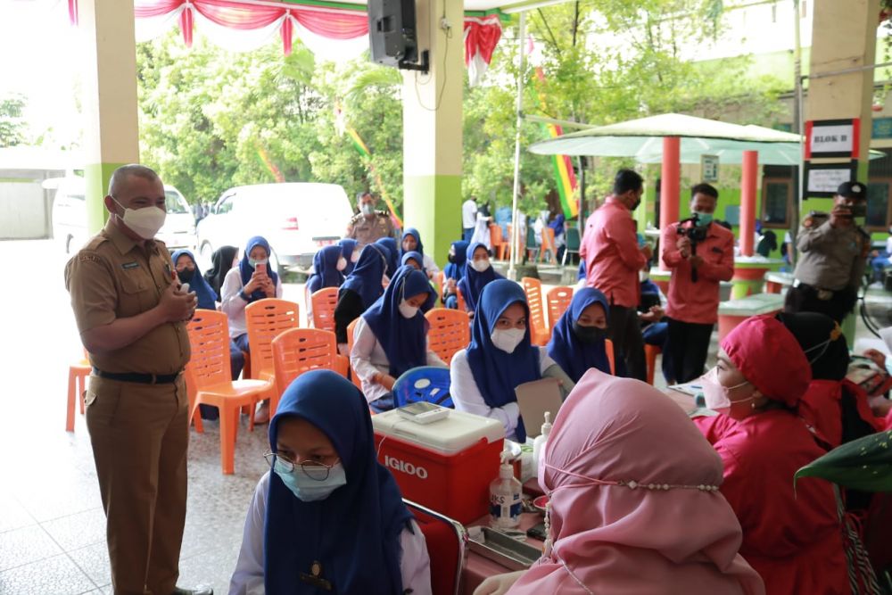 Hari Ini Kadisdik Riau Tinjau Vaksinasi 5.000 Guru dan Siswa SMK Swasta di Pekanbaru