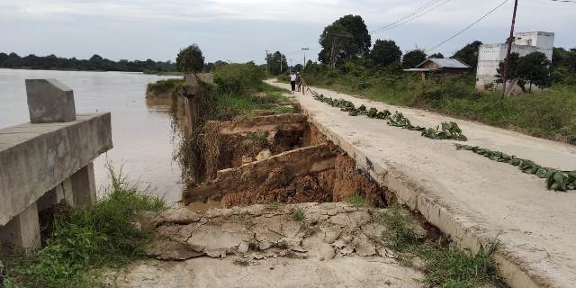 Turap Danau Tajwid di Pelalawan Ambruk, Saksi: Jangankan Alat Berat, Motor Pun Tak Ada yang Lewat!