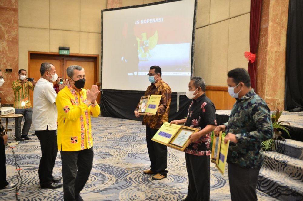Tiga Koperasi Berprestasi Dapat Hadiah Uang Tunai dari Pemprov Riau