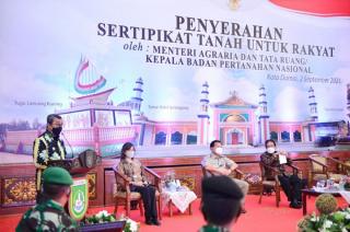 Gubri Saksikan Penyerahan 5 ribu Sertipikat Tanah oleh Menteri ATR/BPN