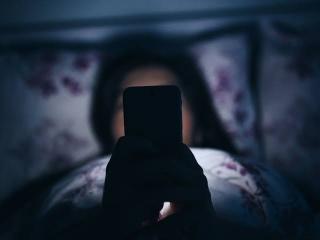 Kebiasaan Cek Ponsel saat Bangun Tidur Ternyata Berdampak pada Otak
