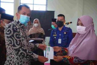 PJ Sekdako Dumai Serahkan Kartu BPJS Kesehatan Peralihan BPJS Mandiri Ke PBI-APBD