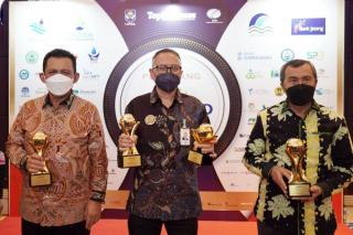 Gubri Syamsuar Terima Penghargaan Dari Majalah Top Business & Institut Otonomi Daerah