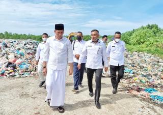 Rogoh Kocek Sendiri, Bupati Meranti Selamatkan Rumah Warga Dari Abrasi