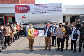 Kadin Riau Berikan Bantuan Untuk Polda 20,5 Ton Liquid Oksigen