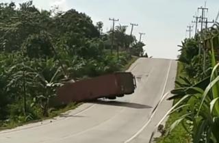 Tak Kuat Nanjak, Brak... Truk Kontainer di Lintas Timur Pelalawan Ambruk