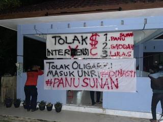 Kantor Dewan Perwakilan Mahasiswa Universitas Riau Disegel