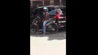 Kacau, Pria Ini Terekam Kamera Onani di Atas Motor di Pinggir Jalan