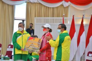 Pemprov Riau Serahkan Bonus Rp1 M Kepada Leani Ratri Oktila Peraih Emas di Paralimpiade Tokyo 