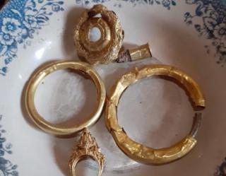 Tukang Gali Kubur Temukan Harta Karun Purbakala, Berat Emasnya Fantastis