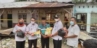 Lurah Sialang Rampai Bagikan Paket Sembako Ke Korban Kebakaran