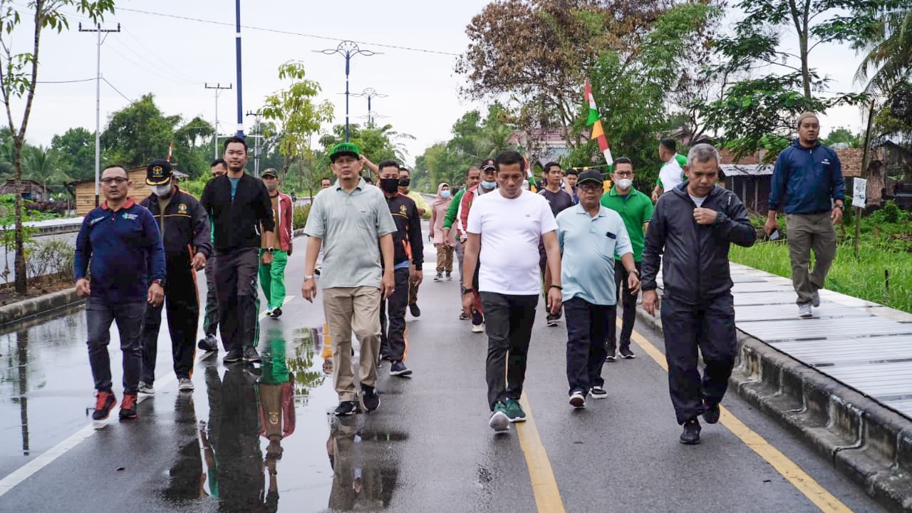 Ajak Kepala OPD, Bupati Meranti Manfaatkan Waktu Libur Dengan Jalan Santai