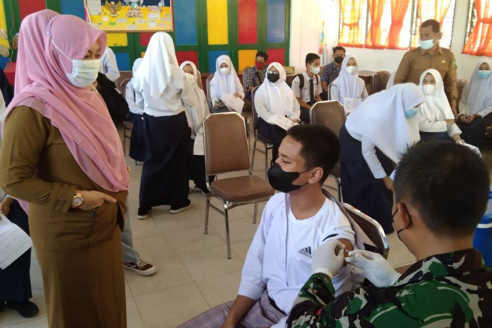 1.000 Pelajar SMAN 4 Pekanbaru Divaksin Covid-19