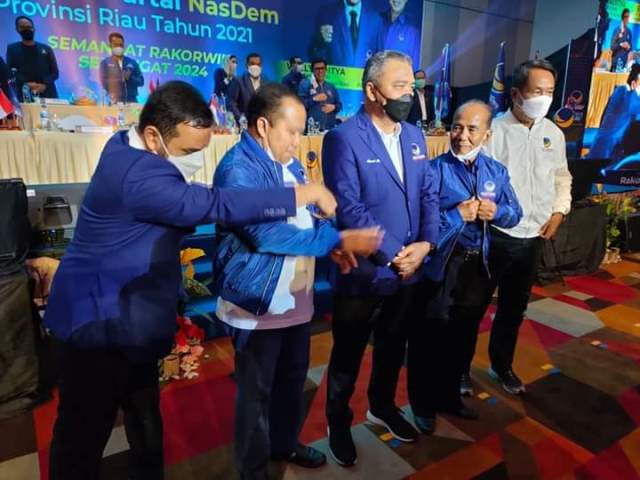 Annas Maamun-Irwan Nasir Gabung ke NasDem: Merugikan Partai, Opurtunis Pragmatis, Anti-Milenial!