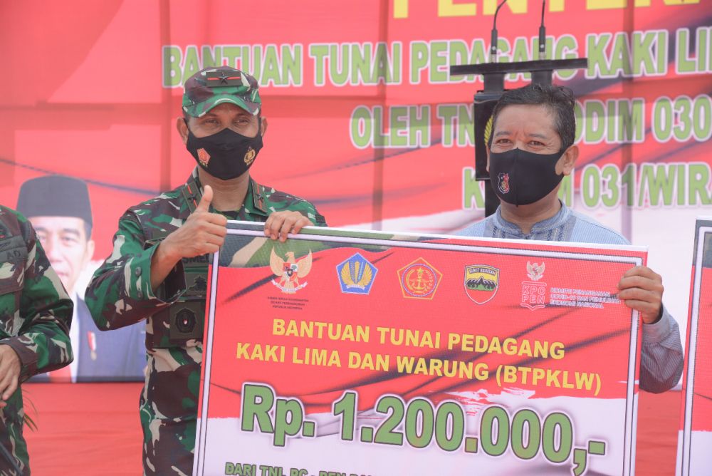 Danrem Serahkan Bantuan Tunai Rp 1,2 Juta untuk 5 ribu PKL & Warung di Pekanbaru