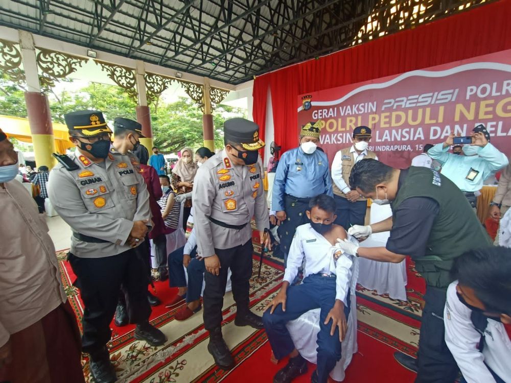 Kapolda Riau Tinjau Vaksinasi Covid-19 Untuk Lansia & Pelajar di Siak