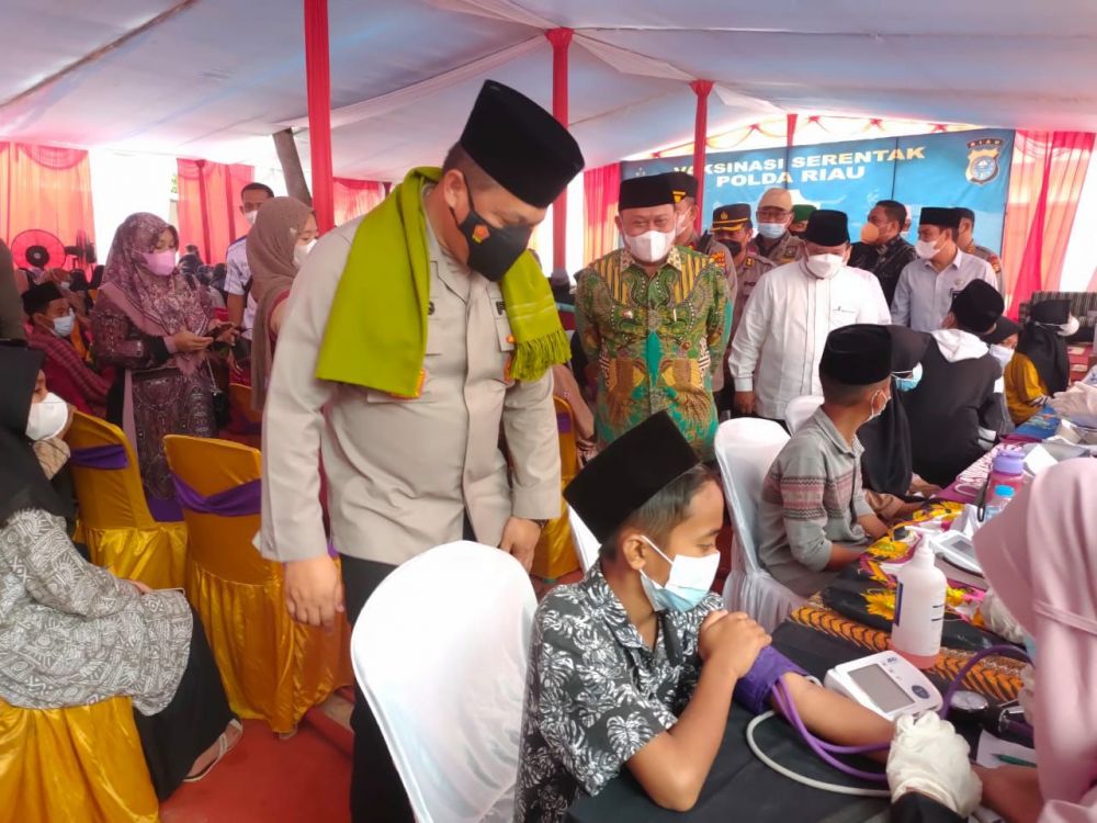 Peringati Hari Santri, Polda Riau Gelar Vaksinasi di Ponpes Hidayatul Salafiyah Kampar