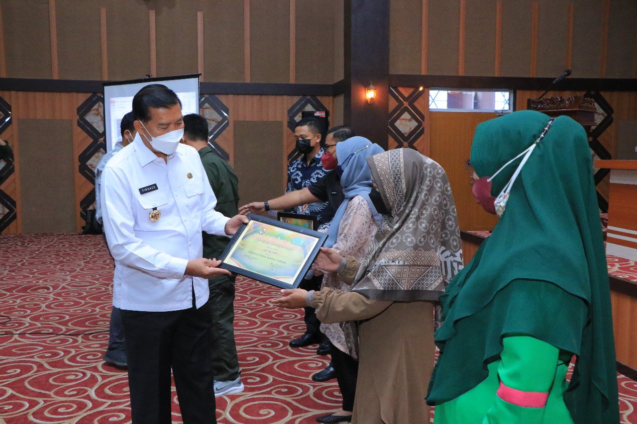 Wali Kota Pekanbaru Berikan Penghargaan Bagi Kelompok & Kader Unit Bank Sampah